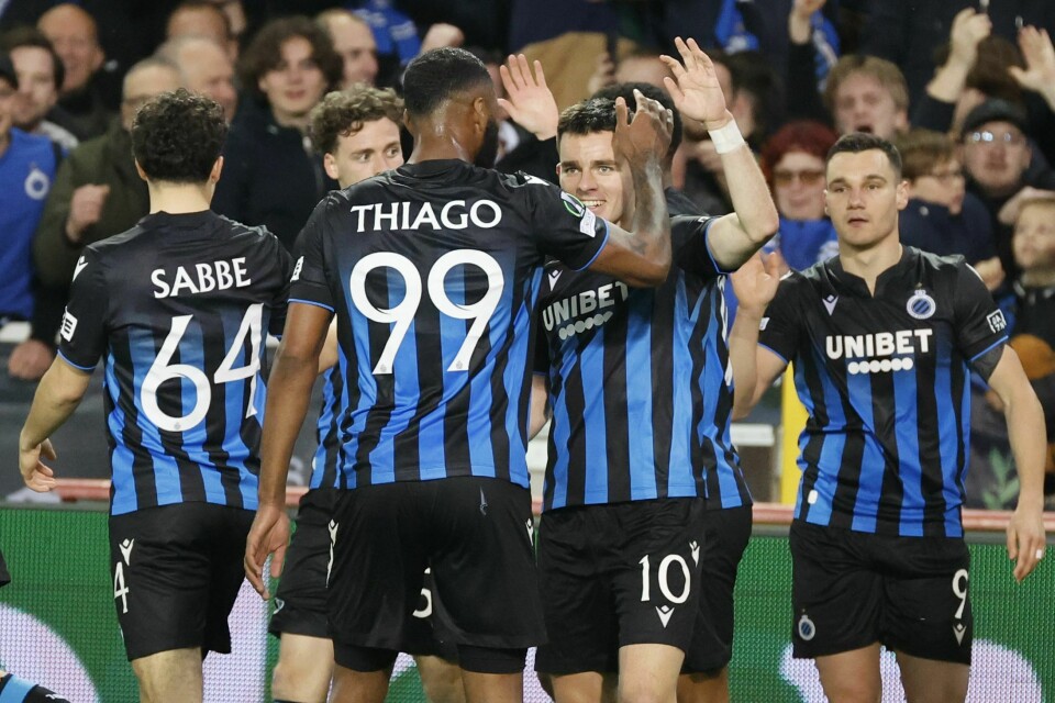 Hugo Vetlesen gratuleres av lagkameratene i Brugge med scoringen som ga 1-0-seier over PAOK i conferenceligaens kvartfinale. Hugo Vetlesen gratuleres av lagkameratene i Brugge med scoringen som ga 1-0-seier over PAOK i conferenceligaens kvartfinale. Foto: Geert Vanden Wijngaert, AP / NTB