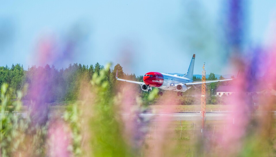 Et fly fra Norwegian går inn for landing i starten av sommerferien. Økt etterspørsel etter to år med lammende pandemi, sørget for en kraftig økning i flyselskapets resultat for andre kvartal. Lønnsjustering, økt fleksibilitet og et sterkt fokus på arbeidsmiljøet var blant sakene som ble fremforhandlet i Norwegian og kabinforeningens nye tariffavtale. Foto: Håkon Mosvold Larsen / NTB