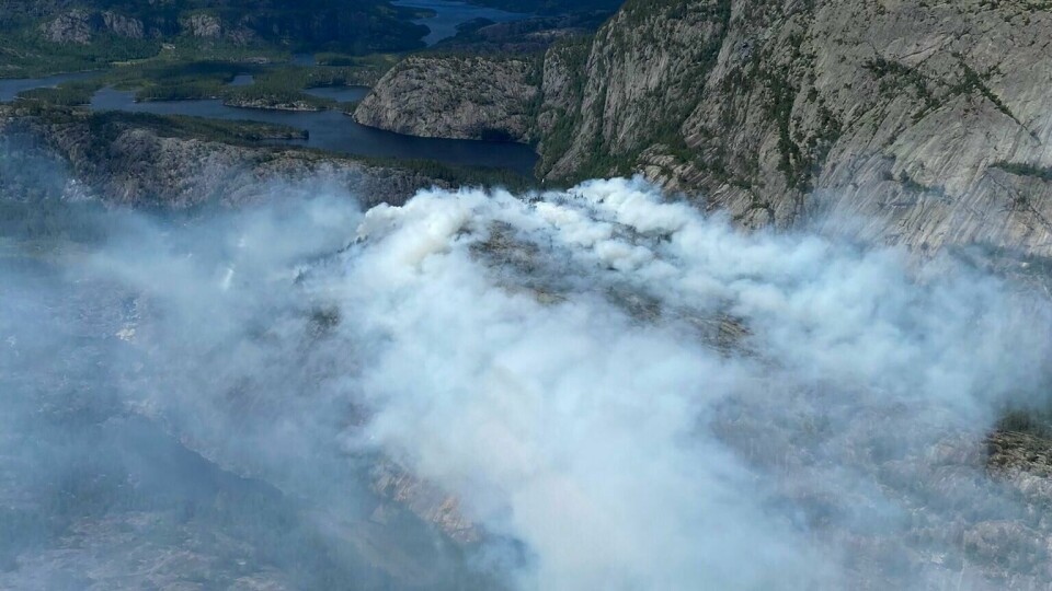Nissedal 20220709. Politiet meldte i dag om en skogbrann i Nissedal i Telemark.Foto: Skogbrann Helikopteret / NTB Politiet meldte i dag om en skogbrann i nærheten av badeplassen Jettegrytene i Nissedal i Telemark.Foto: Skogbrann Helikopteret / NTB