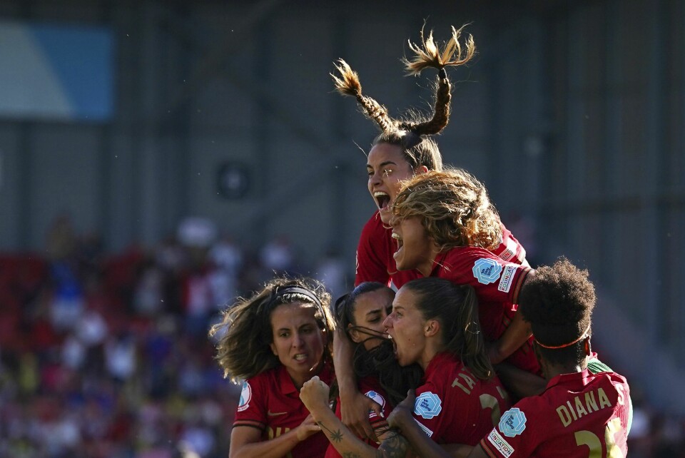 De portugisiske kvinnene kom tilbake fra 0-2 til 2-2 i deres første EM-kamp mot Sveits lørdag kveld. Her feirer laget etter Jessica Silvas utligningsmål. Foto: Dave Thompson/ AP/ NTB. De portugisiske kvinnene kom tilbake fra 0-2 til 2-2 i deres første EM-kamp mot Sveits lørdag kveld. Her feirer laget etter Jessica Silvas utligningsmål. Foto: Dave Thompson/ AP/ NTB.