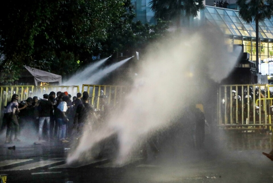 Det har vært flere store demonstrasjoner på Sri Lanka den siste tiden. Politiet har gjentatte ganger tatt i bruk tåregass og vannkanoner mot demonstrantene. Her fra Colombo 8. juli. Politi bruker vannkanoner og tåregass for å spre studenter som demonstrerer i Sri Lankas hovedstad Colombo. Foto: Amitha Thennakoon / AP / NTB