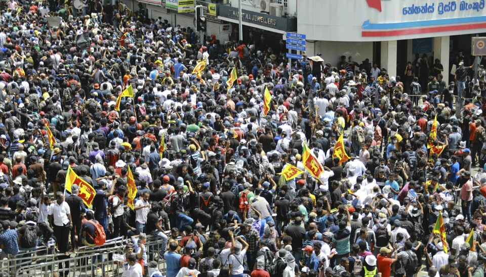 Demonstranter på vei til presidentpalasset fylte gatene i Colombo lørdag. Demonstranter på vei til presidentpalasset fylte gatene i Colombo lørdag. Foto: Amitha Thennakoon / AP / NTB
