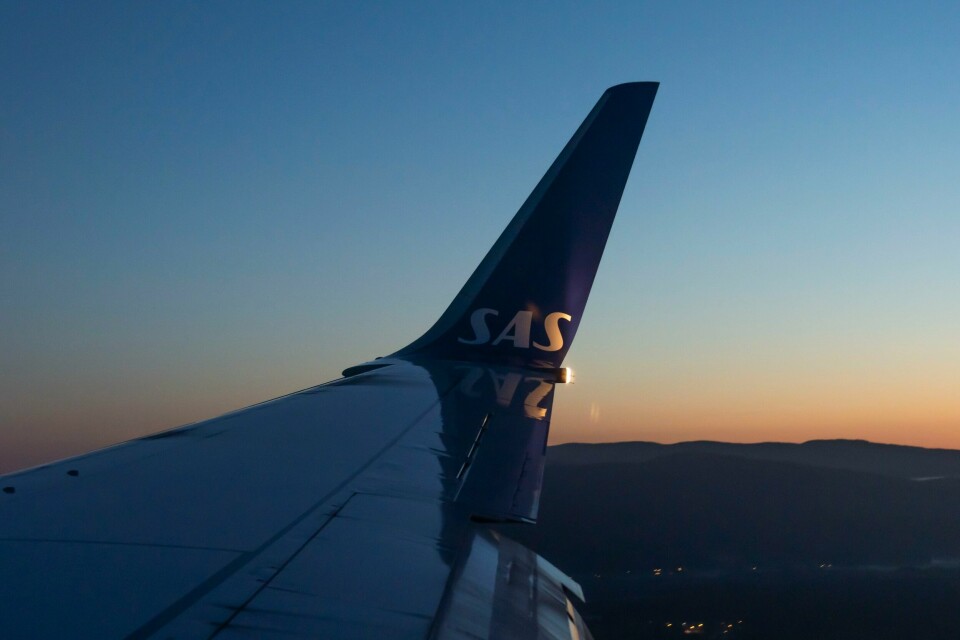 Oslo 20220628. Flyvinge med SAS logo på et Scandinavian Airlines fly i luften. Oslo 20220628. Flyvinge med SAS logo på et Scandinavian Airlines fly i luften.Foto: Erik Johansen / NTB