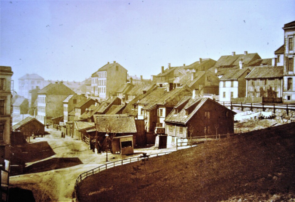 Ruseløkkbakken i 1870-årene. Ruseløkkbakken i 1870-årene.