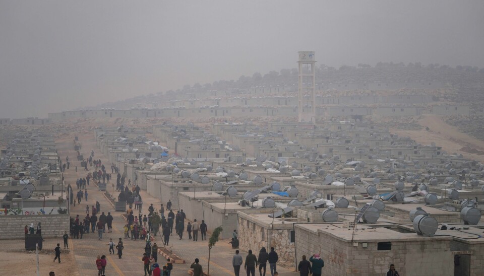 Arkiv: Fra en flyktningeleir i Saarmadadistriktet nord for Idlib i Syria i november 2021. Over fire millioner mennesker i de opprørskontrollerte områdene nord i Syria er avhengige av nødhjelp som fraktes over grensa fra Tyrkia, blant annet til denne flyktningleiren nord for Idlib. Foto: AP / NTB