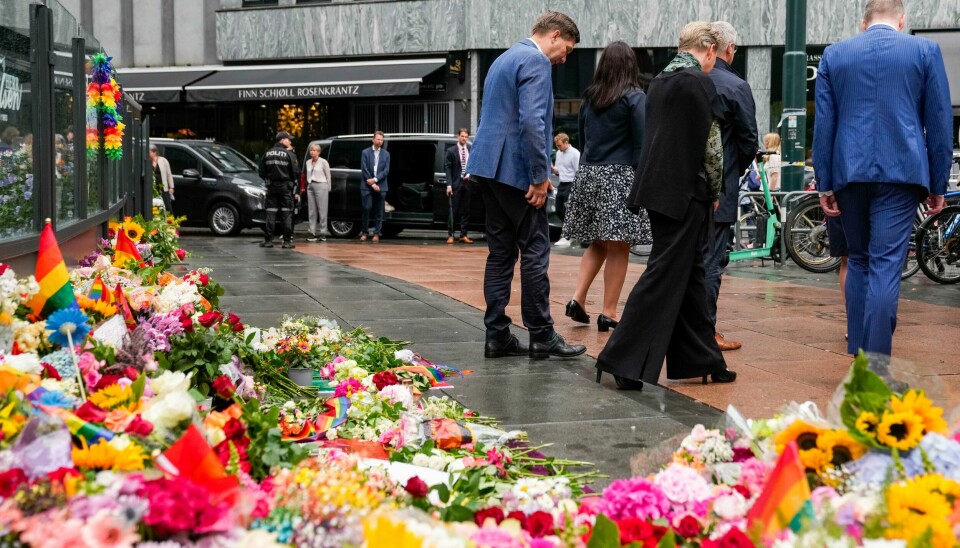 Nordisk samarbeidsminister Anne Beathe Tvinnereim og flere nordiske samarbeidsministrene legger ned blomster ved minnestedet for hendelsen i Oslo 25. juni.