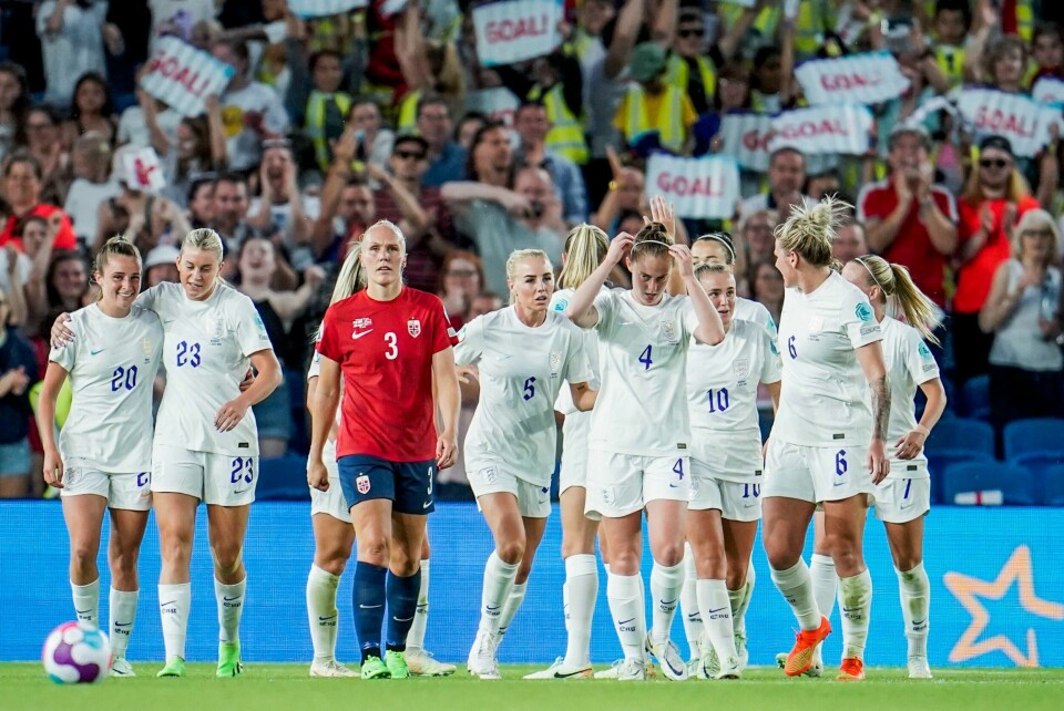 Engelske aviser boltrer seg i ordspill og siterer til og med Bjørge Lillelien dagen etter utklassingsseieren over Norge i fotball-EM. Engelske aviser boltrer seg i ordspill og siterer til og med Bjørge Lillelien dagen etter utklassingsseieren over Norge i fotball-EM. Foto: Terje Pedersen / NTB