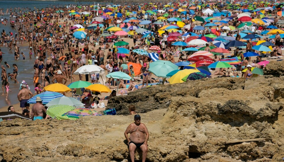 Det var folksomt på Carcavelos-stranda utenfor Lisboa i Portugal i forrige uke. Den nye hetebølgen har potensial til å bli eksepsjonell og kan vare i ni eller ti dager, ifølge meteorologer i nabolandet Spania. Det var folksomt på Carcavelos-stranda utenfor Lisboa i Portugal i forrige uke. Den nye hetebølgen har potensial til å bli eksepsjonell og kan vare i ni eller ti dager, ifølge meteorologer i nabolandet Spania. Foto: Armando Franca / AP / NTB