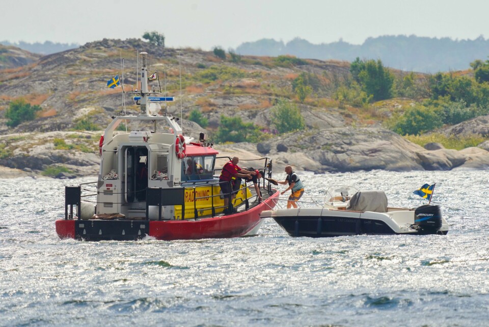 En mann og en kvinne døde i en drukningsulykke ved svenskegrensen utenfor Hvaler. De er to av seks personer som døde av drukning i Oslofjorden denne sommeren. Lökholmen, Sverige 20220713. Redningstjenesten har hentet opp to personer fra sjøen ved svenskegrensen utenfor Hvaler. De er kritisk skadd og fraktet til sykehus. Flere redningsskøyter og et redningshelikopter deltar i aksjonen, både fra norsk og svensk side.Foto: Ole Berg-Rusten / NTB