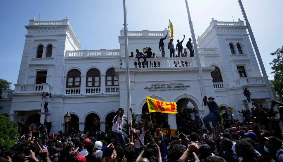 Demonstranter i Sri Lanka stormet kontoret til landets statsminister. Demonstranter i Sri Lanka tar over kontoret til statsminister til Ranil Wickremesinghe.
