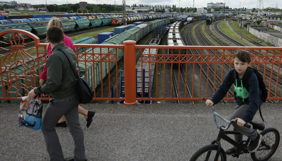 Mennesker på en bru over jernbanen i Kaliningrad 21. juni. Russland får nå igjen anledning til å frakte varer inn i eksklaven på tog gjennom Litauen. Mennesker på en bru over jernbanen i Kaliningrad 21. juni. Russland får nå igjen anledning til å frakte varer inn i eksklaven på tog gjennom Litauen. Foto: AP / NTB