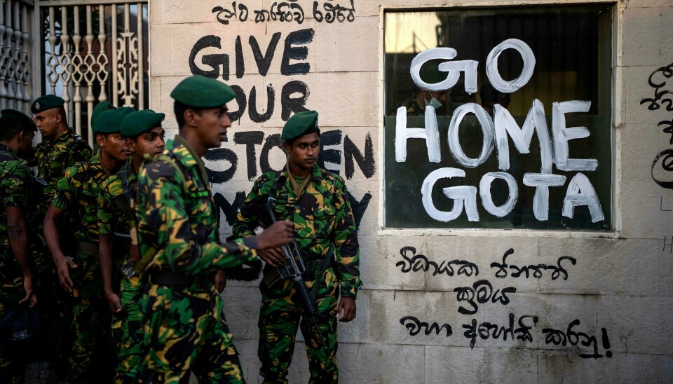 Myndighetene har erklært unntakstilstand på Sri Lanka etter at presidenten flyktet fra landet onsdag. Myndighetene har erklært unntakstilstand på Sri Lanka etter at presidenten flyktet fra landet onsdag. Foto: Rafiq Maqbool / AP / NTB