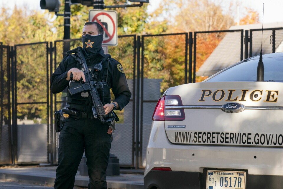 En secret service-agent står vakt mens daværende president Donald Trumps kortesje ankommer Det hvite hus. Secret Service beskyldes for å ha slettet tekstmeldinger som ble sendt og mottatt under stormingen av Kongressen. En secret service-agent står vakt mens daværende president Donald Trumps kortesje ankommer Det hvite hus. Secret service beskyldes for å ha slettet tekstmeldinger som ble sendt og mottatt under stormingen av Kongressen. Foto: J. Scott Applewhite / AP / NTB