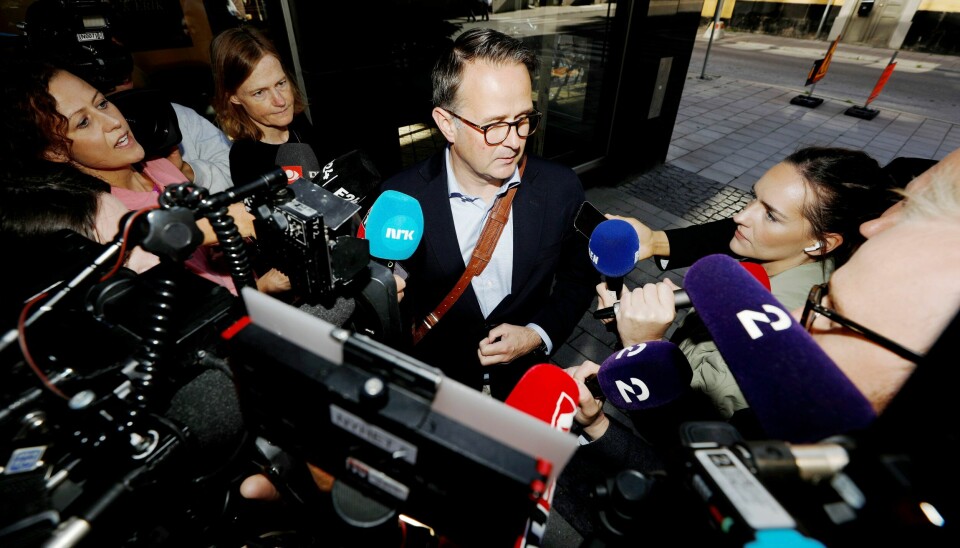 Den norske riksmegleren Mats Wilhelm Ruland møtte et samlet pressekorps utenfor Näringslivets Hus i Stockholm torsdag. Den norske riksmegleren Mats Wilhelm Ruland møtte et samlet pressekorps utenfor Näringslivets Hus i Stockholm torsdag. Foto: ALI LORESTANI / TT NYHETSBYRÅN / NTB