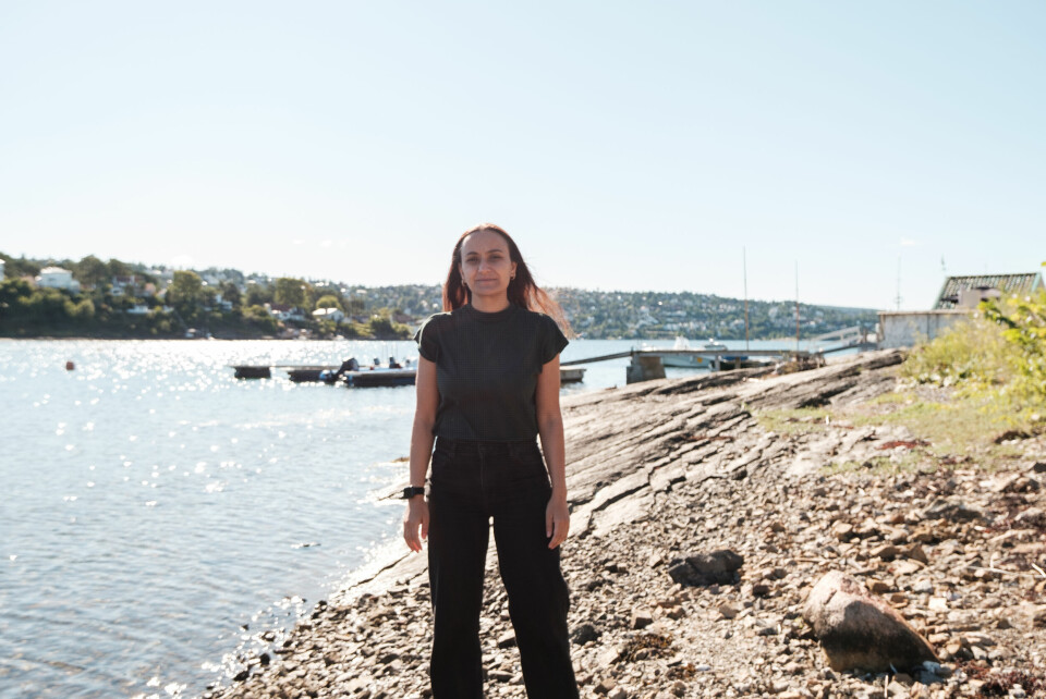 Noen meter forbi «Privat - ingen gjennomgang»-skiltet finner vi denne strandlinjen. På den ene siden er det hytter og brygger, på den andre en liten havn. Rødt-politiker Seher Aydar