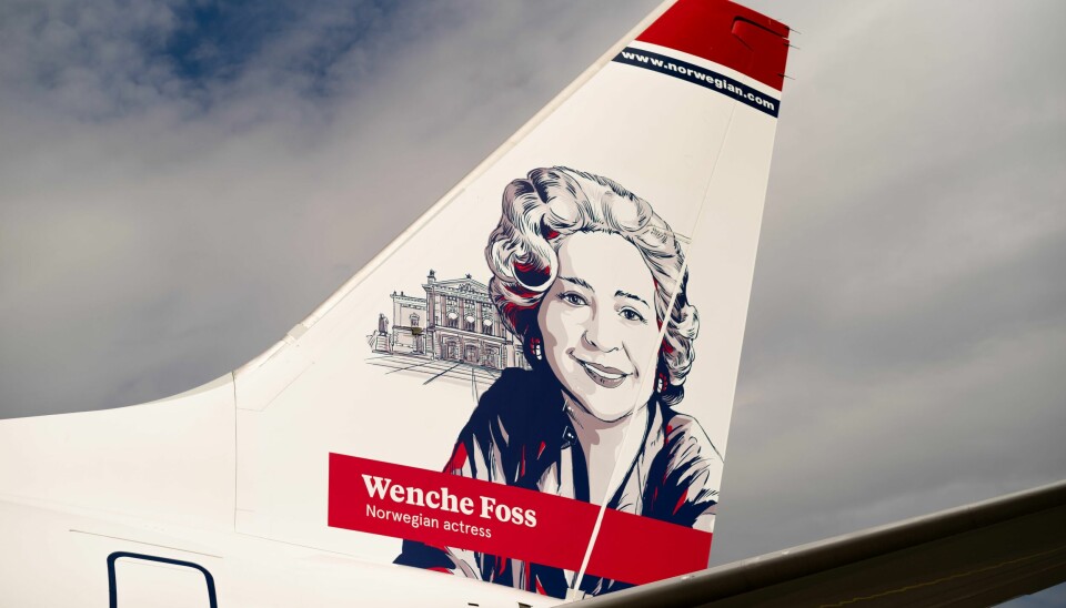 NYTT DESIGN: Wenche Foss skal pryde enden av Norwegians fly med Nationaltheatret i bakgrunnen. NYTT DESIGN: Wenche Foss skal pryde enden av Norwegians fly