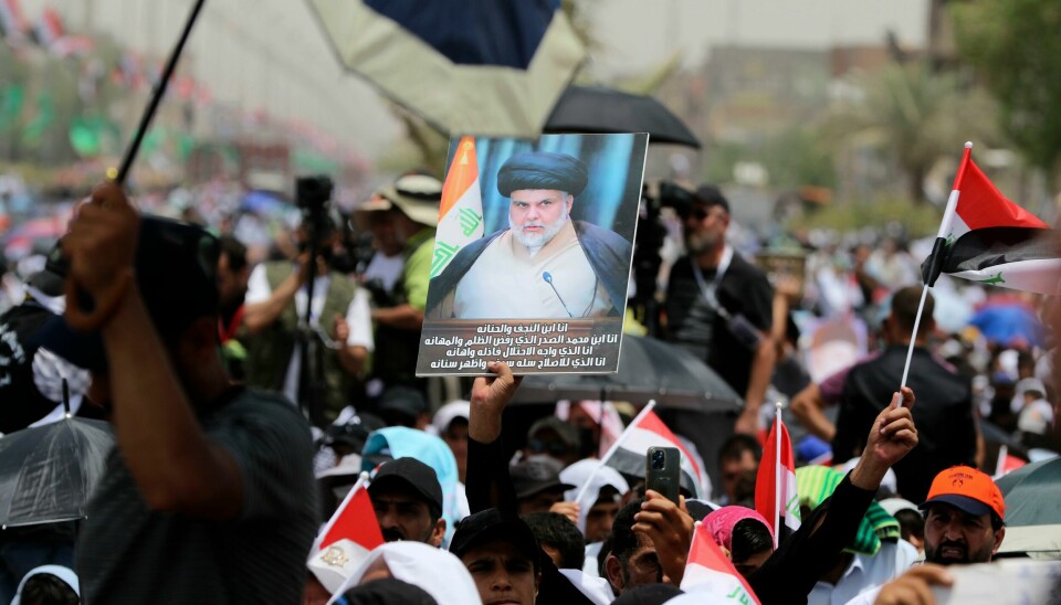 Flere hundre tusen tilhengere av den mektige sjialederen Muqtada al-Sadr demonstrerte fredag i Bagdad-forstaden som er oppkalt etter ham, Sadr-byen. Flere hundre tusen tilhengere av den mektige sjialederen Muqtada al-Sadr demonstrerte fredag i Bagdad-forstaden som er oppkalt etter ham, Sadr-byen. Foto: AP / NTB