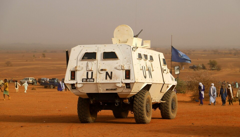 Arkivfoto: På dette arkivbildet tatt 14. mars 2020 patruljerer et FN-pansret kjøretøy med MINUSMA, FNs multidimensjonale integrerte stabiliseringsmisjon i Mali. Militærregimet som styrer Mali setter nå ned foten for rotasjon av den internasjonale FN-styrken Minusma inntil videre. (FILES) In this file photo taken on March 14, 2020 a United Nation armoured vehicle with the MINUSMA, the United Nations Multidimensional Integrated Stabilisation Mission in Mali, patrols in the desert outside Menaka during the congress of the Movement for the Salvation of Azawad (MSA) a Tuareg political and armed movement in the Azawad Region in Mali. - Two UN peacekeepers were killed and one wounded on June 3, 2022 after an improvised bomb exploded in central Mali, a spokesman for the MINUSMA mission tweeted. (Photo by Souleymane Ag Anara / AFP)