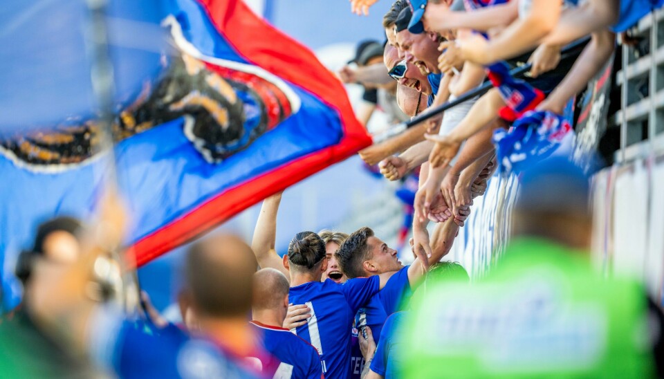 Dette var sommerens vendepunkt: Da Henrik Udahl ved sitt høye press satte inn scoringen mot Kristiasund. Her feires han av Klanen. Henrik Udahl feirer en av sine to scoringer med fansen under kampen mot Kristiansund, der Vålerenga endelig kunne juble for seier igjen.
