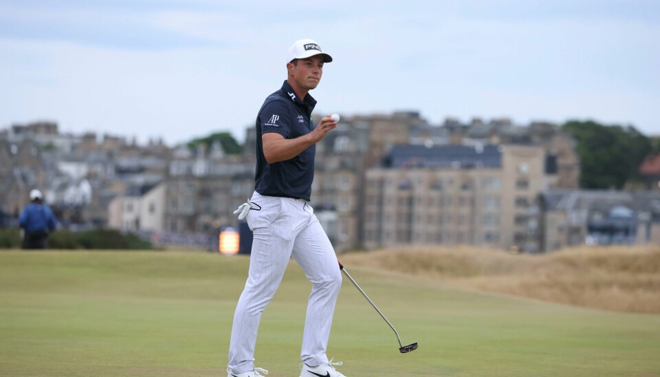 Viktor Hovland fortsatte storspillet på dag tre i British Open. Han er på topp sammen med Rory McIlroy foran avslutningsrunden i årets siste majorturnering. Viktor Hovland er helt i toppen i British Open. Foto: Peter Morrison / AP / NTB
