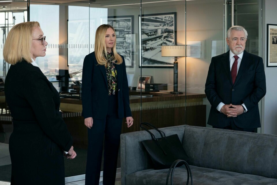 Brian Cox kan vinne Emmy for beste mannlige hovedrolle for å ha gestaltet patriarken Logan Roy i «Succession.» Også J. Smith Cameron (t.v.) og Hope Davis kan vinne Emmy for sine roller i serien. Brian Cox kan vinne Emmy for beste mannlige hovedrolle for å ha gestaltet patriarken Logan Roy i «Succession.» Også J. Smith Cameron (t.v.) og Hope Davis kan vinne Emmy for sine roller i serien. Foto: HBO via AP / NTB