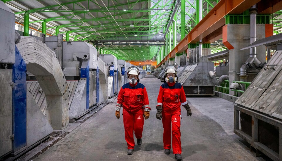 Omfattende forskning viser at ansatteide bedrifter har høyere produktivitet, skriver kronikkforfatteren. Illustrasjonsfoto av to ansatte ved Hydro Aluminium Karmøy.