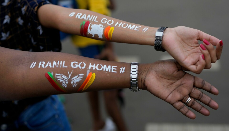 Statsminister Ranil Wickremesinghe er utnevnt til fungerende president etter at Gotabaya Rajapaksa trakk seg sist uke, men mange demonstranter mener Wickremesinghe også må gå. Statsminister Ranil Wickremesinghe er utnevnt til fungerende president etter at Gotabaya Rajapaksa trakk seg sist uke, men mange demonstranter mener Wickremesinghe også må gå. Foto: Rafiq Maqbool / AP / NTB