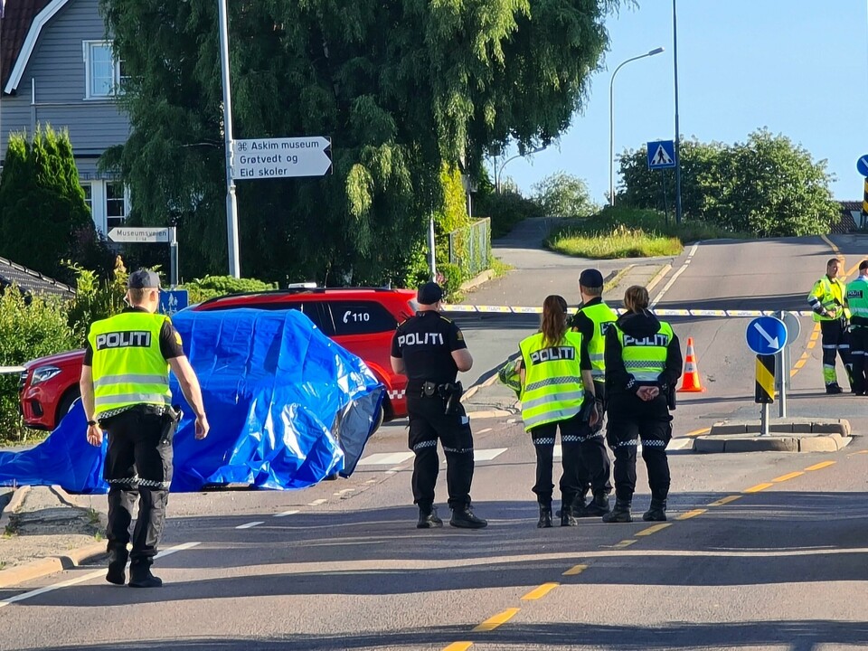 Mannen som er siktet for uaktsomt drap etter at en kvinne i 40-årene ble funnet død i en bil ved fylkesvei 115 i Askim, blir varetektsfengslet likevel. Bildet viser politiet. En kvinne i 40-årene er funnet død ved fylkesvei 115 i Askim. Politiet gjør undersøkelser i en bil på stedet.