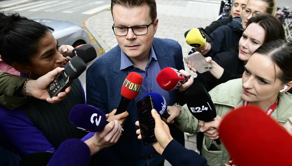 Roger Klokset, leder i Norsk SAS pilotforening utenfor Näringslivets hus i Stockholm, hvor det ble meglet i timer og dager. Natt til tirsdag ble det enighet mellom partene. Roger Klokset, leiar i Norsk SAS pilotforeining utanfor Näringslivets Hus i Stockholm, der forhandlingane går føre seg, Foto: Chris Anderson /TT / NTB / NPK