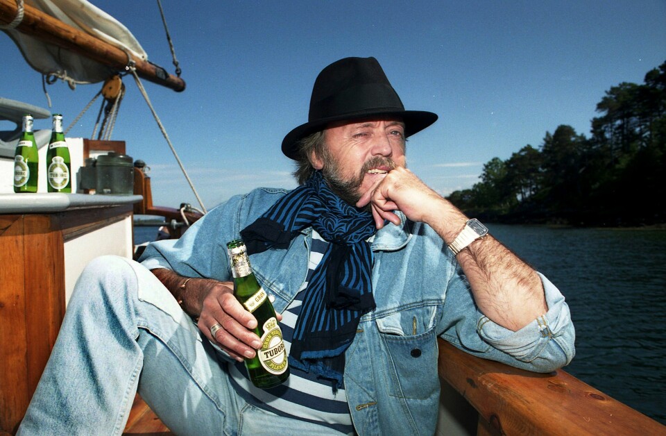 Her er den danske visesangeren Povl Dissing fotografert under Moldejazz i 1993, på båttur med en Tuborg i hånden Her er den danske visesangeren Povl Dissing fotografert under Moldejazz i 1993 på cruise i Moldefjorden med en Tuborg-øl i hånden. Foto: Vidar Ruud / NTB