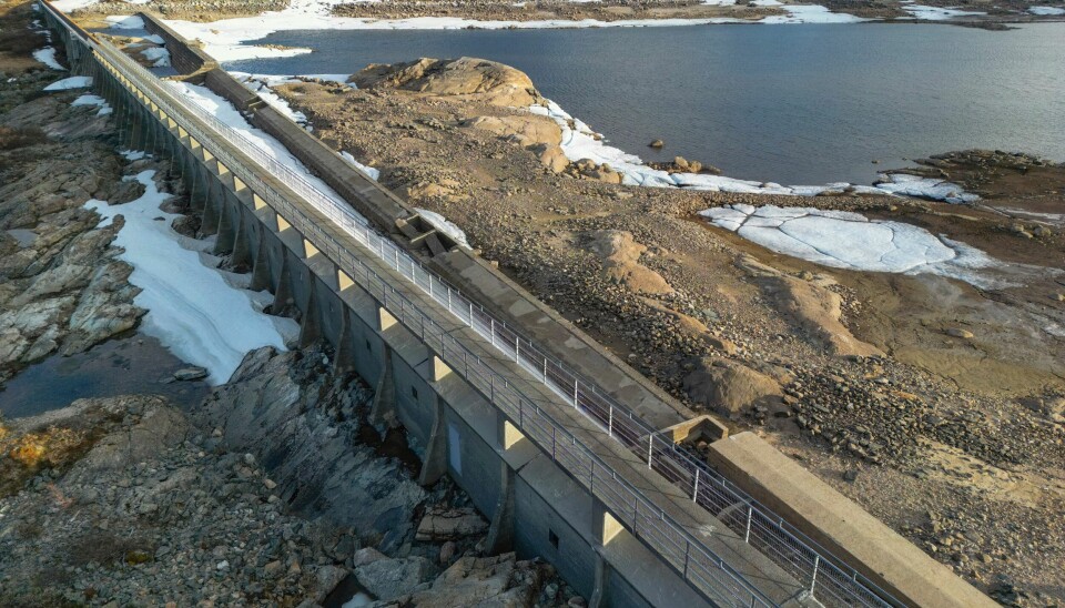 Lav vannstand i Kalhovdfjorden, som er del av flere vann sør på Hardangervidda i Telemark. Fyllingsgraden i vannmagasinene var på 62,2 prosent ved utgangen av forrige uke. Her fra Kalhovdfjorden på Hardangervidda i Telemark. Foto: Ørn E. Borgen / NTB