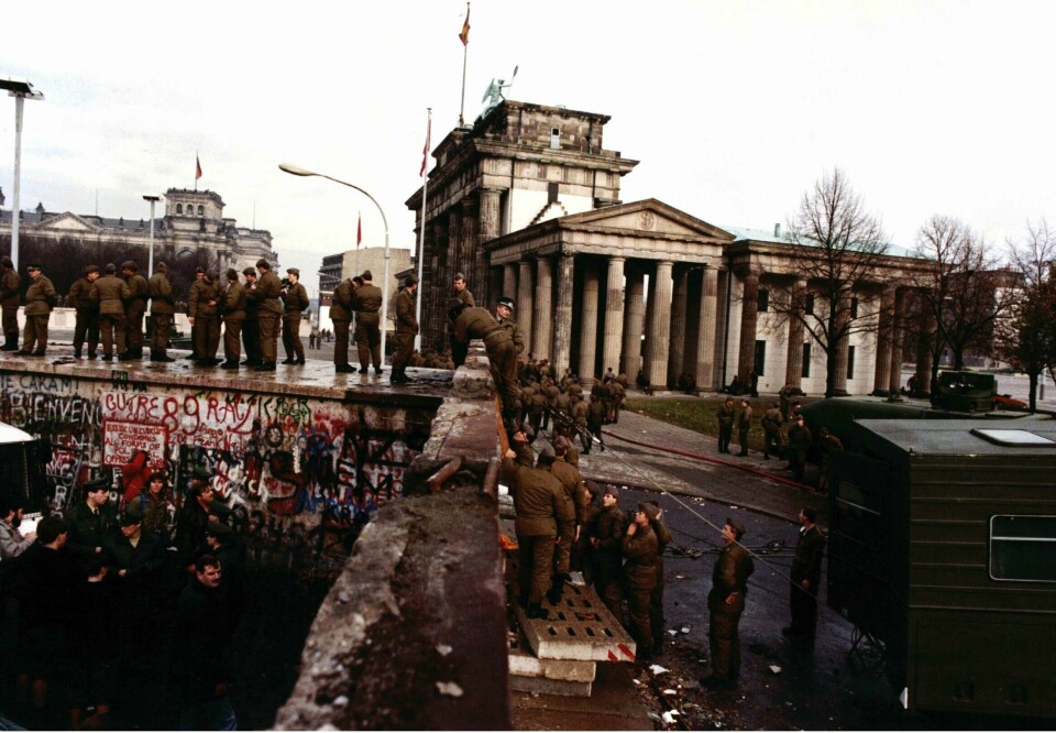 Berlin 11. november 1989. Berlinmuren rives: - Vi var mange som tok frihet, demokrati og økonomisk utvikling litt for gitt da vi så de autoritære regimene falle for tretti år siden. Nå utfordres den liberale verdensordenen fra begge sider av det politiske spekteret, skriver Heidi Nordby Lunde. .