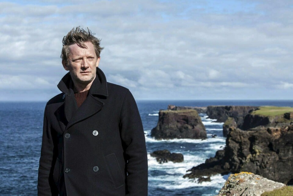 Serien «Shetland» har siden 2013 hatt Douglas Henshall i rollen som førstebetjent Jimmy Perez. Serien «Shetland» har siden 2013 hatt Douglas Henshall i rollen som førstebetjent Jimmy Perez. Foto: ITV / NRK