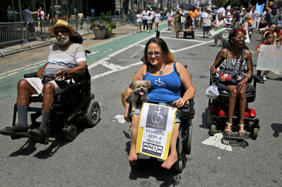 Vi har fortsatt en lang vei igjen å gå når det kommer til våre muligheter til å leve et likestilt og verdig liv, skriver kronikkforfatteren. Bildet er fra den første disability pride-paraden i New York i 2015.