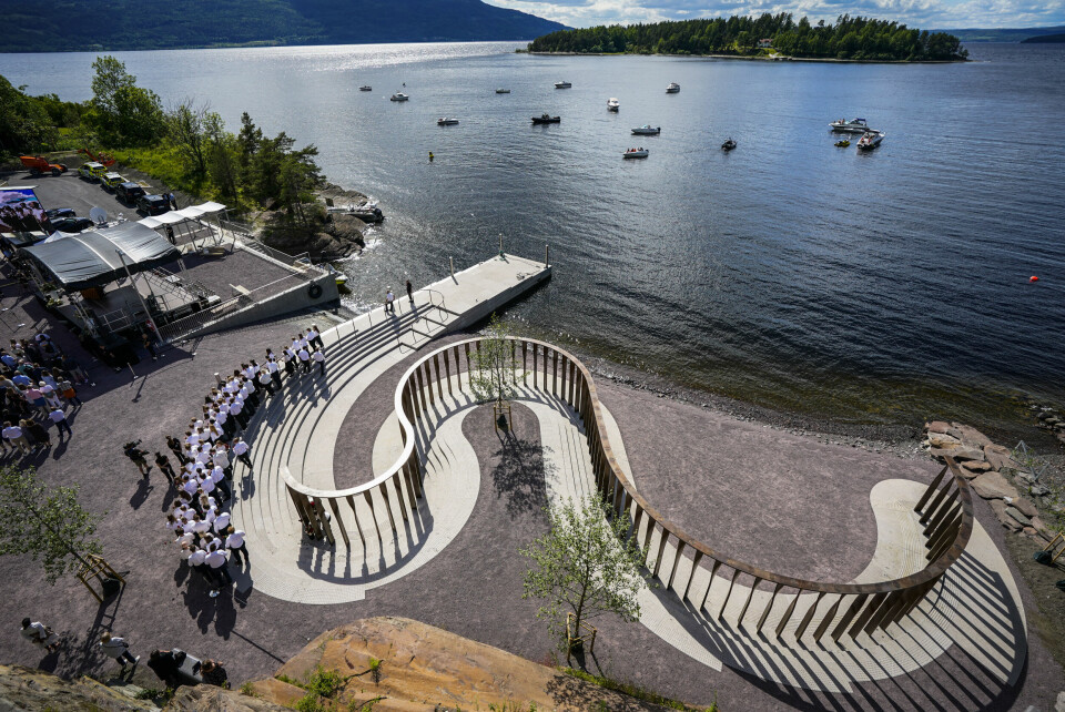 Det nasjonale minnesmerket på Utøykaia består av 77 bronsesøyler. En søyle for hvert offer. Hole 20220618. Regjeringen åpner det nasjonale minnestedet etter terroren i regjeringskvartalet og på Utøya. Kronprins Haakon, statsminister Jonas Gahr Støre og ordføreren i Hole kommune Syver Leivestad deltar på åpningen. Overlevende, etterlatte, frivillige, hjelpemannskaper og andre deltar også. Foto: Lise Åserud / NTB