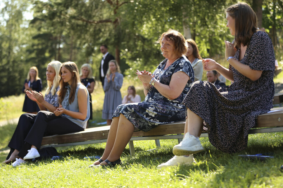 Her fra tiårsmarkeringen på Utøya i 2021. Her fra venstre: Kronprinsesse Mette Marit, prinsesse Ingrid Alexandra, Lisbeth Røyneland og AUF-leder Astrid Hoem. Utøya 20210722. Kronprinsesse Mette Marit, Ingrid Alexandra, Lisbeth Kristine Røyneland og Leder i AUF, Astrid Hoem under minnemarkeringen på Utøya, 10 år etter terrorangrepet 22. Juli 2011.Foto: Beate Oma Dahle / NTB / POOL