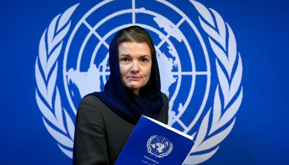 Fiona Frazer, som har ansvar for menneskerettighetsspørsmål ved FNs kontor i Kabul, holder en kopi av rapporten under onsdagens pressekonferanse i Kabul. Fiona Frazer, som har ansvar for menneskerettighetsspørsmål ved FNs kontor i Kabul, holder en kopi av rapporten under onsdagens pressekonferanse i Kabul. Foto: Ebrahim Noroozi / AP / NTB