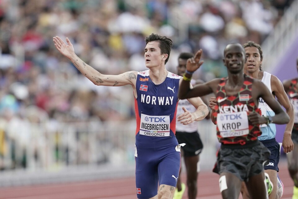 Jakob Ingebrigtsen hadde såpass kontroll på sin 5000 meter, at han på oppløpssiden tok seg tid til å vinke til publikum mot mål. Jakob Ingebrigtsen showet for publikum under forsøket på 5000 meter. Foto: Stian Lysberg Solum / NTB