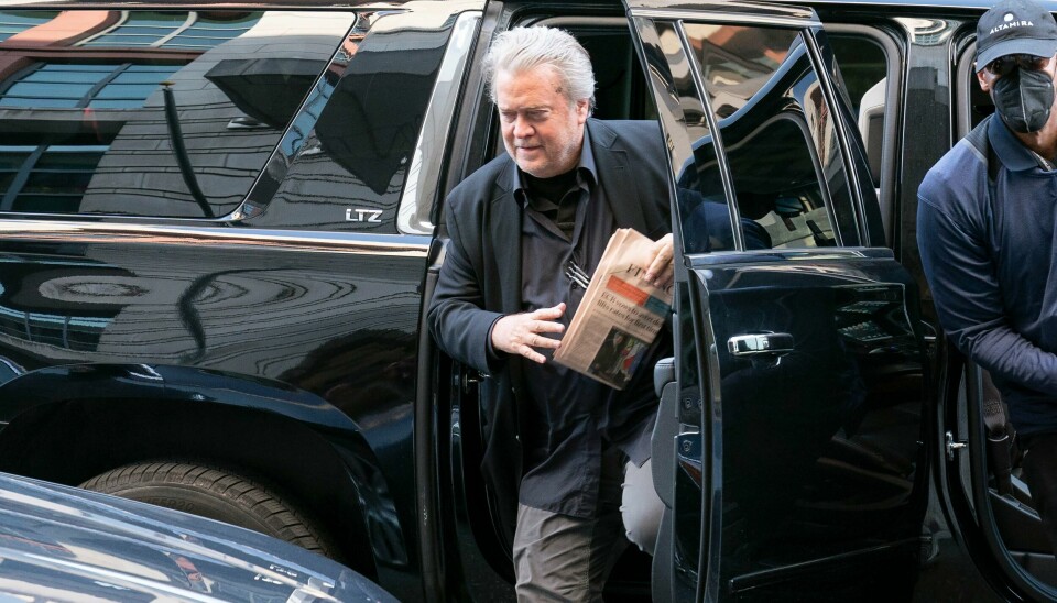 Steve Bannon på vei inn i retten fredag. Steve Bannon på vei inn i retten fredag. Foto: Jose Luis Magana / AP / NTB