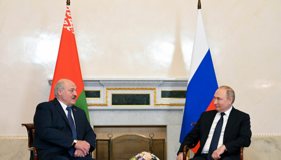 Russlands president Vladimir Putin og hans belarusiske kollega Aleksandr Lukasjenko er nære allierte. Tross støtten til Russlands «operasjon», mener Lukasjenko at krigen må stanses. Russlands president Vladimir Putin og hans belarusiske kollega Aleksandr Lukasjenko er nære allierte. Tross støtten til Russlands «operasjon», mener Lukasjenko at krigen må stanses. Foto: Maxim Blinov / Sputnik / Kreml via AP / NTB