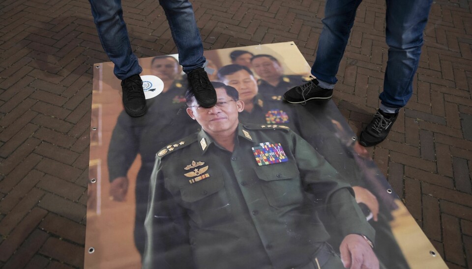 Demonstranter tråkker på et bilde av juntaleder Min Aung Hlaing i Myanmar. Demonstranter tråkker på et bilde av juntaleder Min Aung Hlaing i Myanmar. Foto: Peter Dejong / AP / NTB