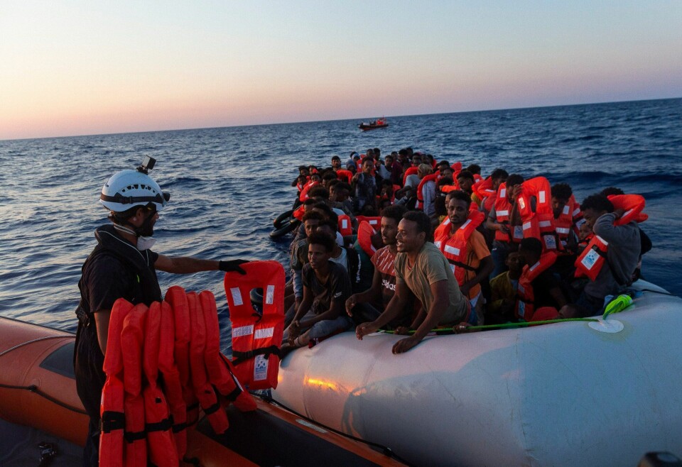 Redningsarbeidere fra hjelpeorganisasjonen SeaWatch 3 gir redningsvester til 108 mennesker i havsnød utenfor kysten av Italia lørdag kveld. Redningsarbeidere fra hjelpeorganisasjonen SeaWatch 3 gir redningsvester til 108 mennesker i havsnød utenfor kysten av Italia lørdag kveld. Foto: Nora Boerding / Sea-Watch via AP / NTB