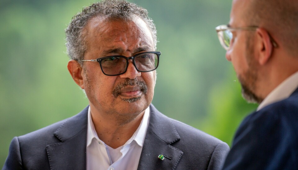 WHOs generaldirektør Tedros Adhanom Ghebreyesus WHOs generaldirektør Tedros Adhanom Ghebreyesus fastslår at utbruddet av apekopper er en global helsekrise. Det skjer til tross for at WHOs ekspertgruppe, som skulle gi råd til generaldirektøren, ikke ble enige seg. Foto: Michael Kappeler via AP / NTB