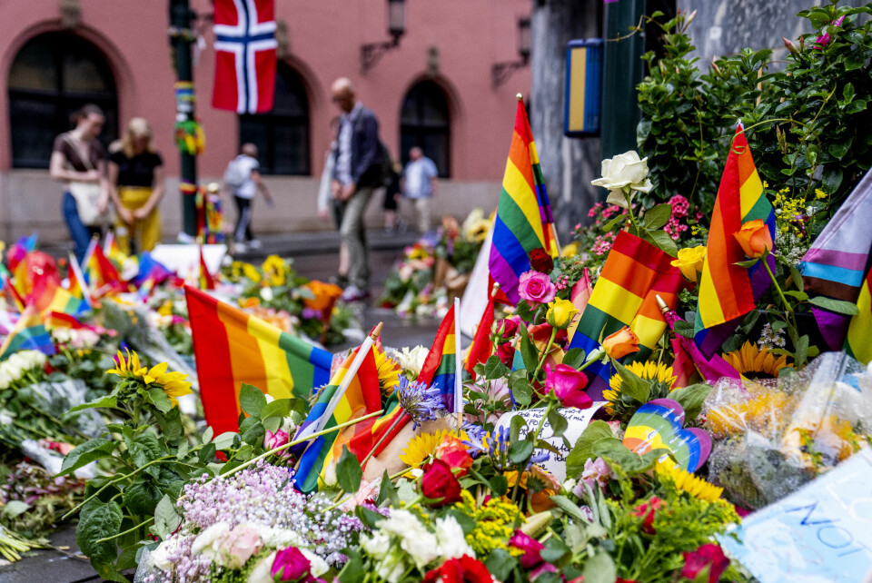 Folk la ned blomster og pride-flagg etter det natt til lørdag 25. juni ble avfyrt flere skudd på utsiden av London pub i sentrum av Oslo, der flere ble skadd og to drept. Folk la ned blomster og regnbueflagg etter at det natt til lørdag ble avfyrt flere skudd på utsiden av London pub i sentrum av Oslo. 21 personer ble skadd og to drept. Foto: Javad Parsa / NTB