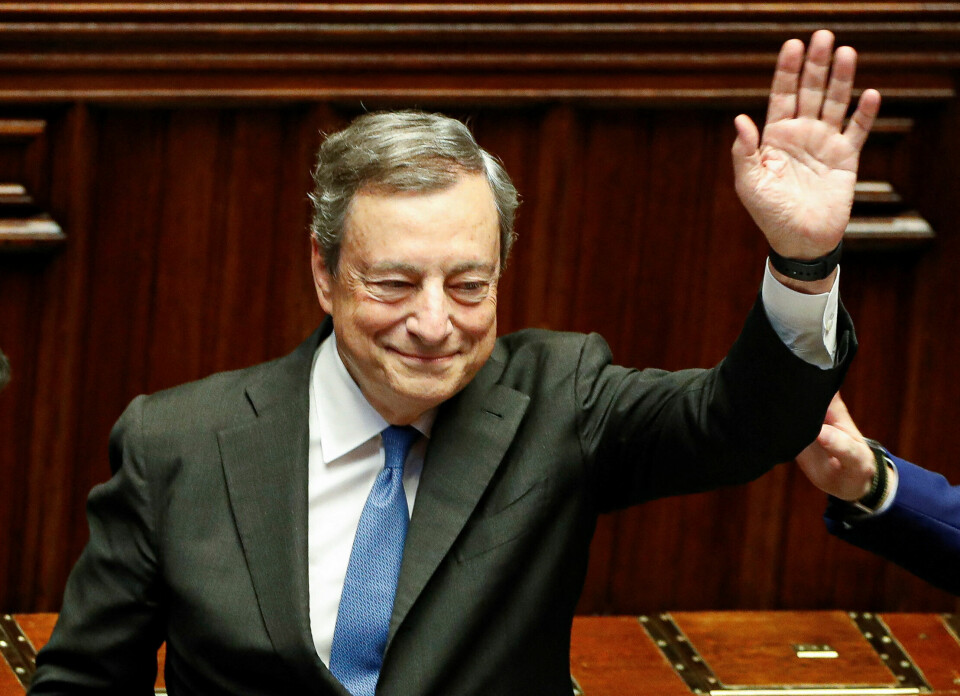 Mario Draghi trakk seg forrige uke som Italias statsminister. Mario Draghi vinker i det han forlot nasjonalforsamlingen etter en avstemning forrige uke.