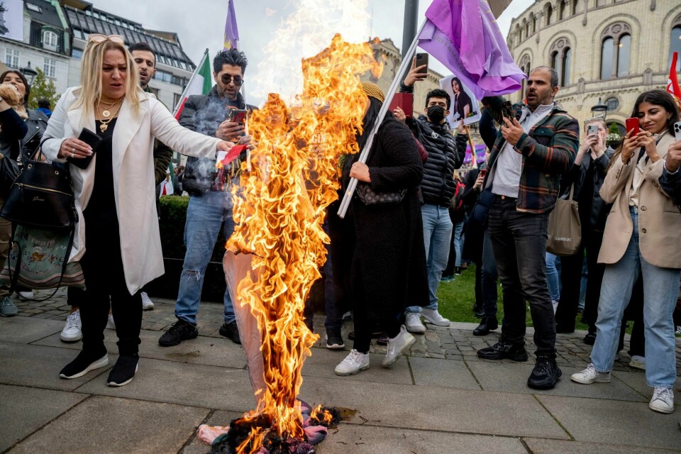 Demonstranter brenner sjal under demonstrasjonen til støtte for det iranske folk foran Stortinget i Oslo lørdag. Demonstranter brenner sjal under demonstrasjonen til støtte for det iranske folk foran Stortinget i Oslo lørdag.