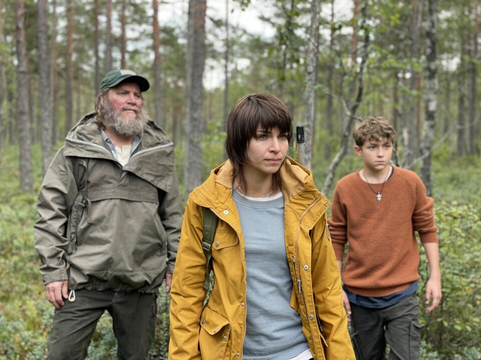 Tre generasjoner ulveforskere i «Fenris» på Viaplay, Ida Elise Broch i midten har hovedrollen som Emma. Magnus Krepper (til venstre) og Viljar Knutsen Bjaadal spiller henholdsvis Emmas far og sønn. «Fenris»