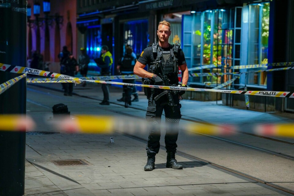 Væpnet politi holdt vakt utenfor utestedene etter skytingen natt til 25. juni. Væpnet politi holdt vakt utenfor utestedene etter skytingen natt til 25. juni.