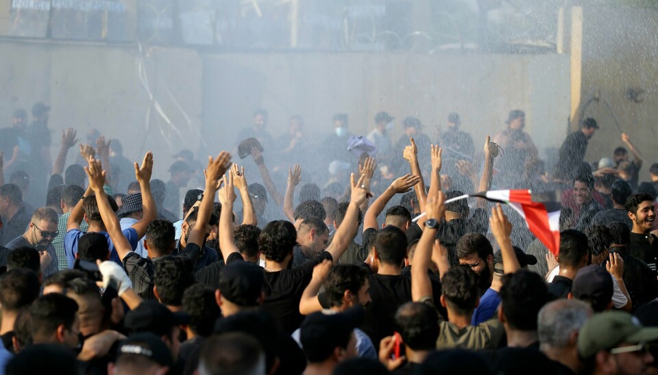 Irakisk politi bruker vannkanoner mot Iran-vennlige demonstranter som protesterer mot Moqtada al-Sadrs tilhengeres okkupasjon av nasjonalforsamlingen. Irakisk politi bruker vannkanoner mot Iran-vennlige demonstranter som protesterer mot Moqtada al-Sadrs tilhengeres okkupasjon av nasjonalforsamlingen. Foto: Anmar Khalil / AP / NTB