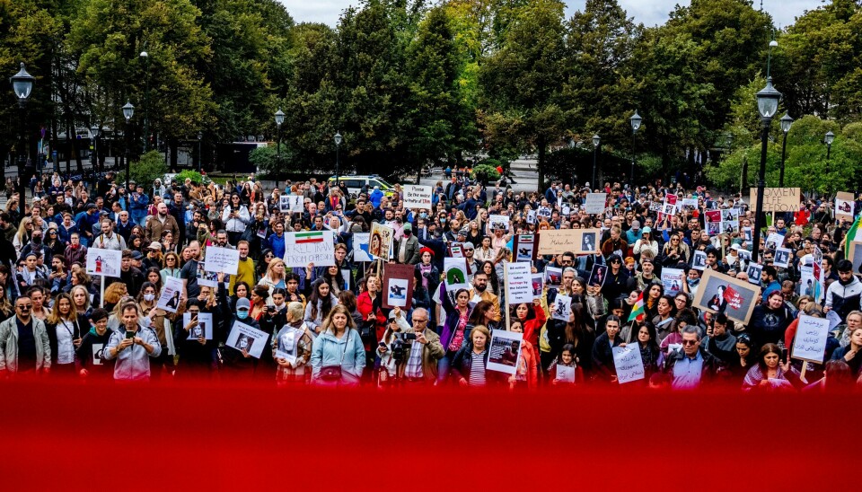 Eksil-iranere under demonstrasjonen til støtte for det iranske folk foran Stortinget i Oslo. Mange hundre personer møtte opp for å støtte iraneres kamp mot prestevelde og ufrihet foran Stortinget lørdag. Både hijaber og flagg ble satt i fyr.Foto: Javad Parsa / NTB